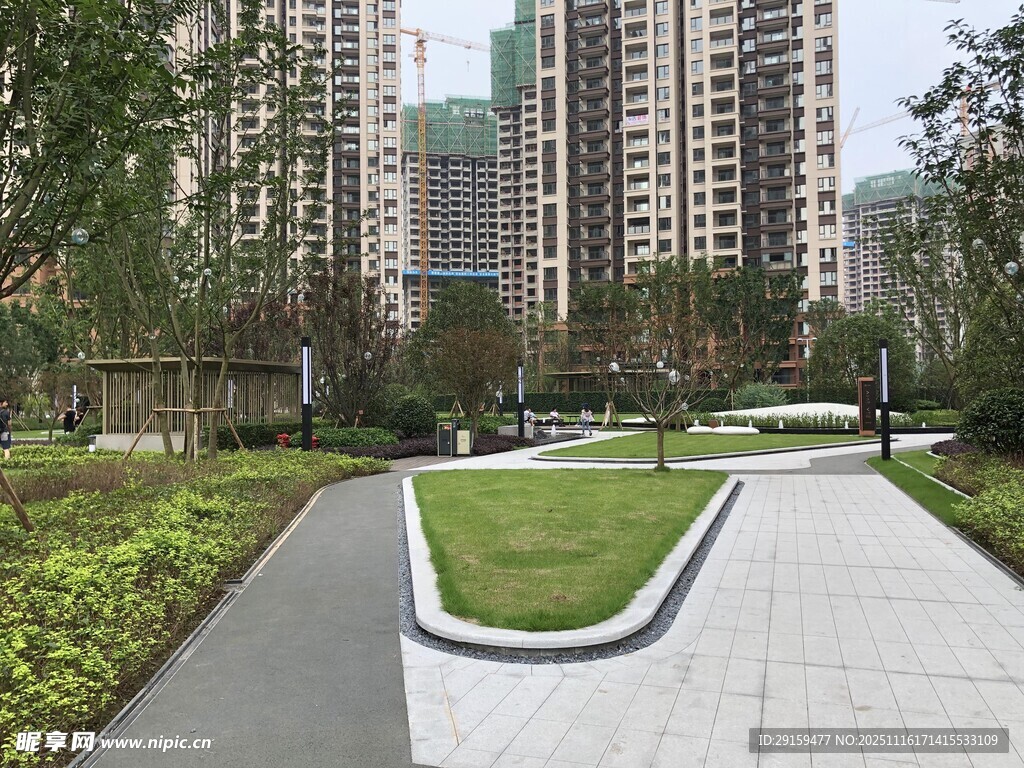 城市中的静谧花园步道