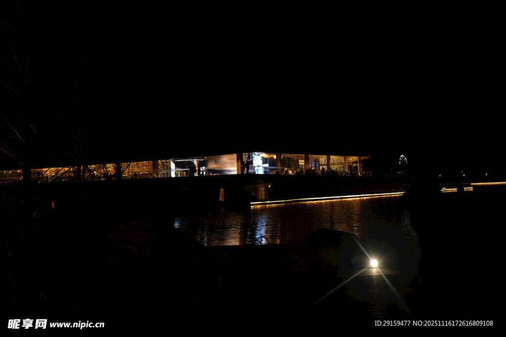 夜晚河畔灯光倒影景象