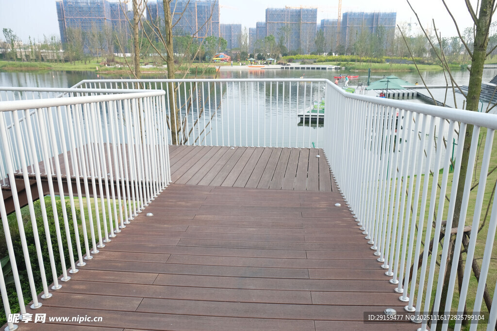 湖畔木质步道观景平台