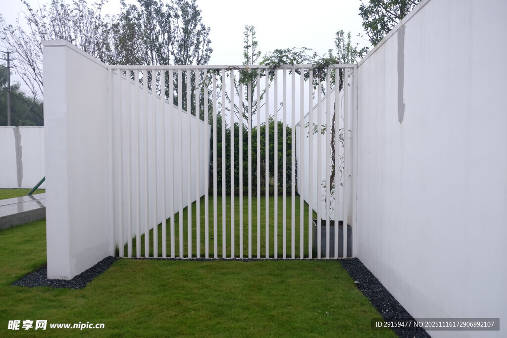 白色栅栏分隔的户外空间