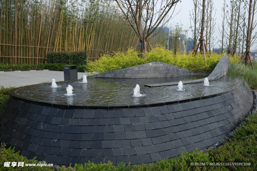 现代景观水池与绿植搭配