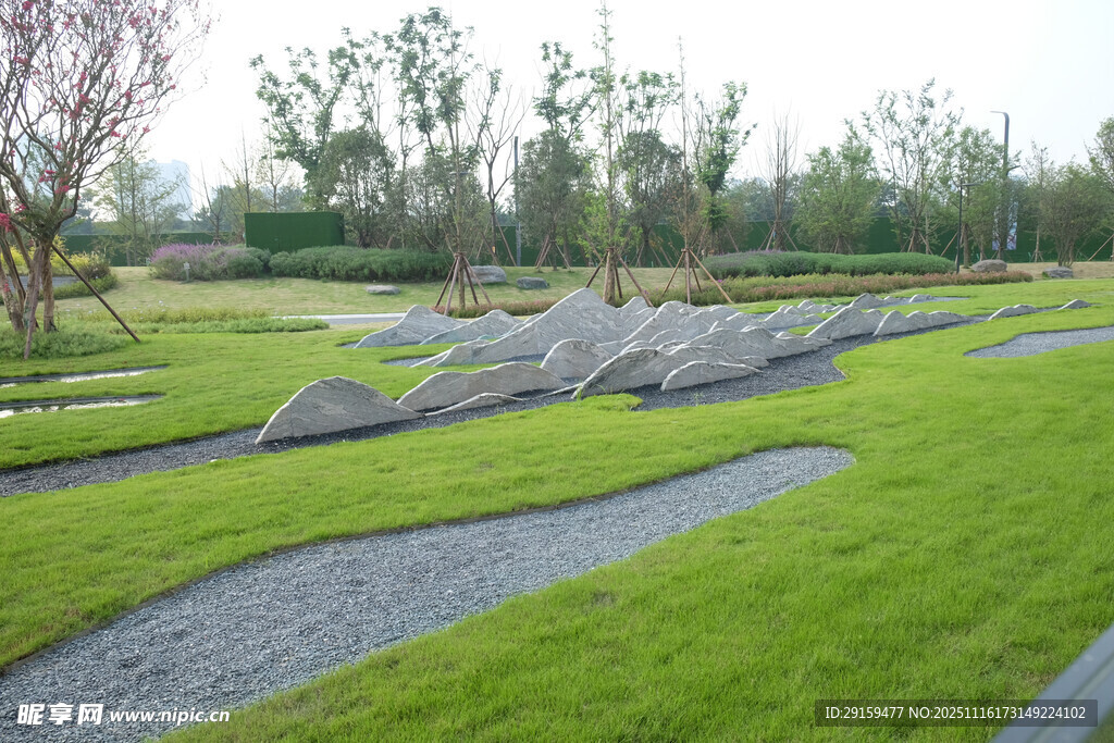 绿意盎然的户外景观小径