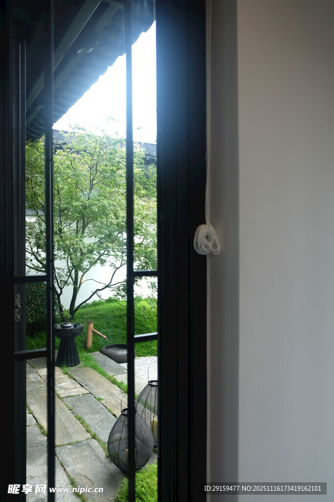 透过门窗望户外景致