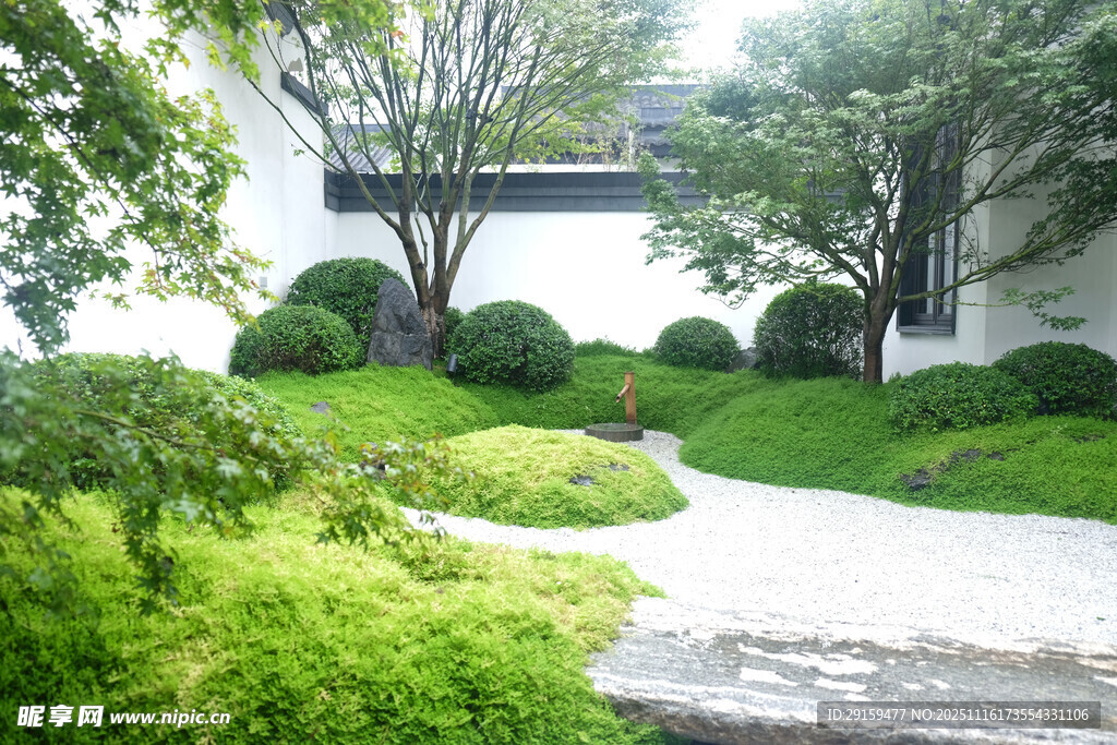 日式庭院景观绿意盎然