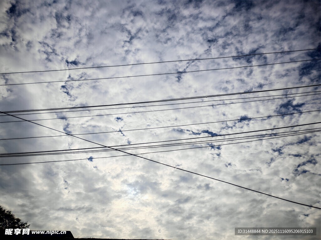 天空中交错的电线与云朵