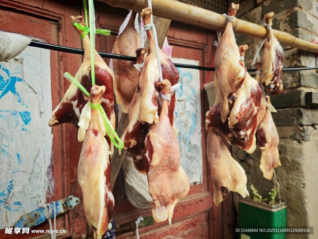 市场悬挂售卖的新鲜肉类