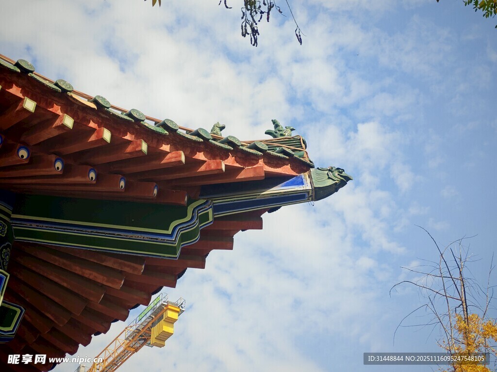 中式飞檐翘角古建筑一角