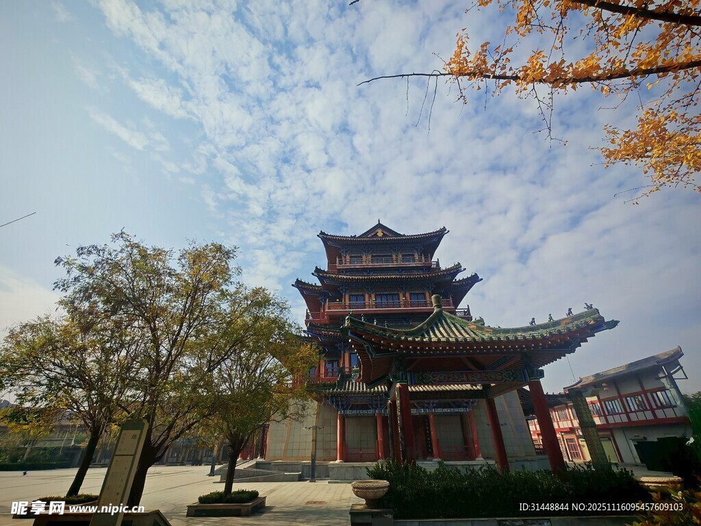 古建楼阁映于蓝天白云间