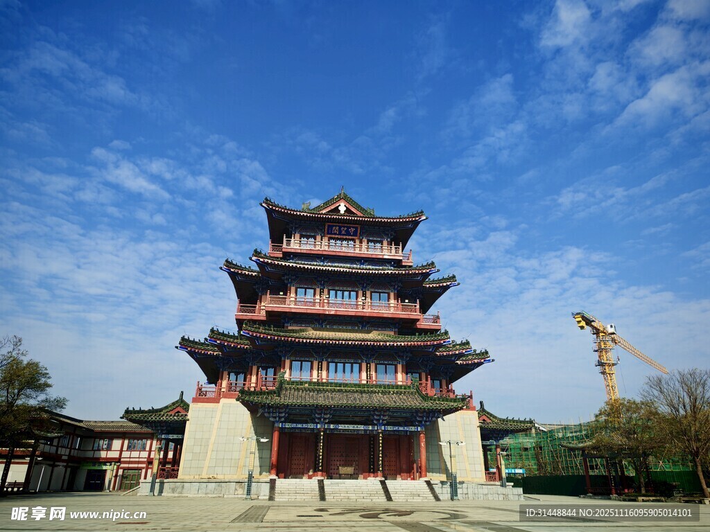 古风楼阁矗立蓝天白云下