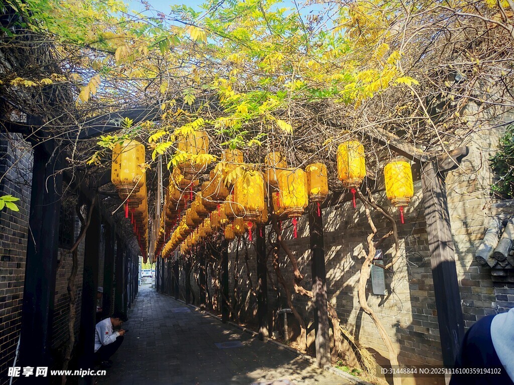 古巷秋色中悬挂的黄色灯笼