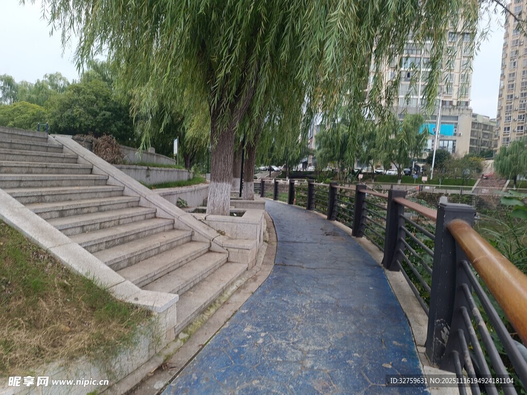 公园幽静步道与垂柳景观