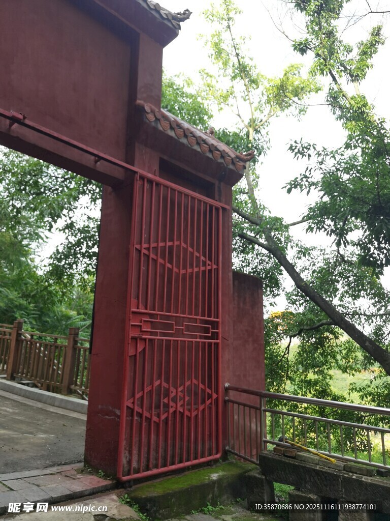 古红门与葱郁林间景致