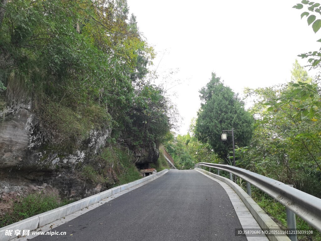 山间蜿蜒公路风景