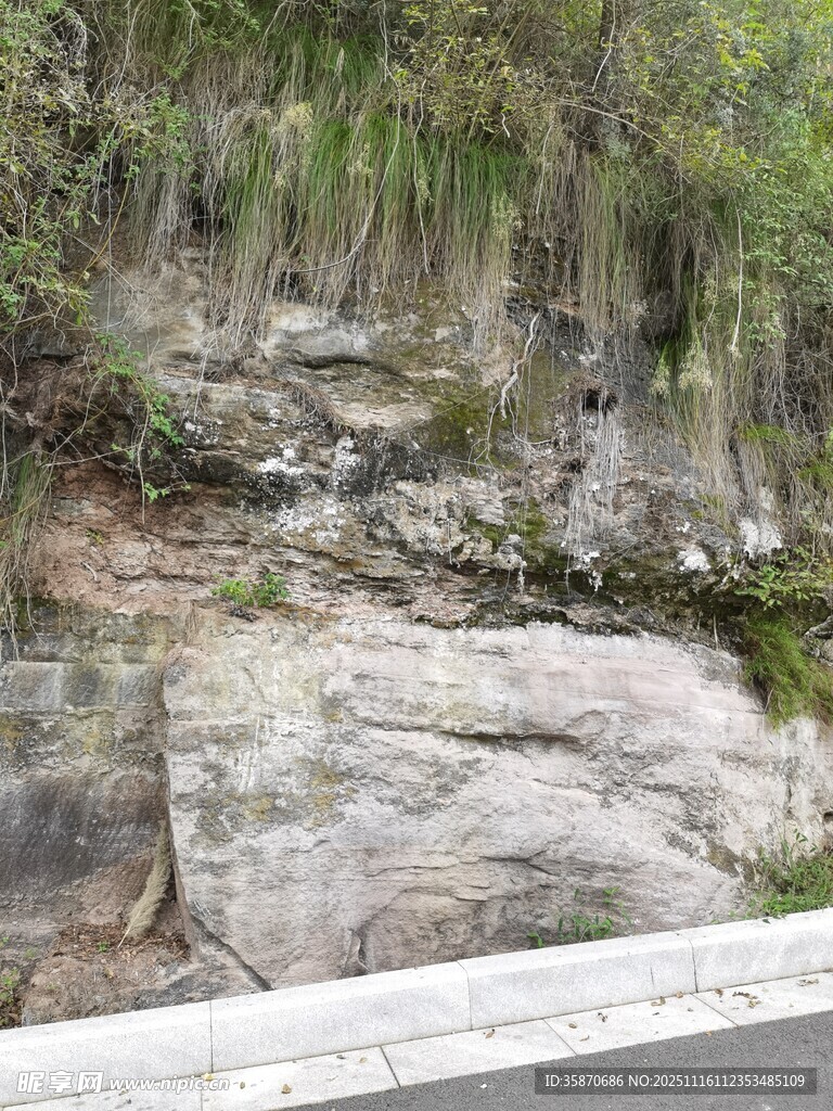 路边岩石景观