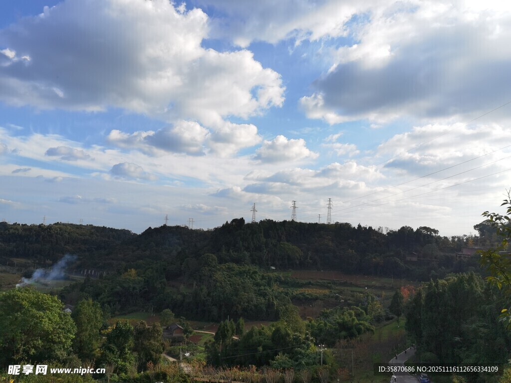 蓝天白云下的山林景致