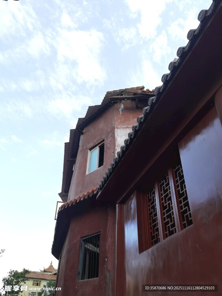 古朴红墙瓦房建筑一角