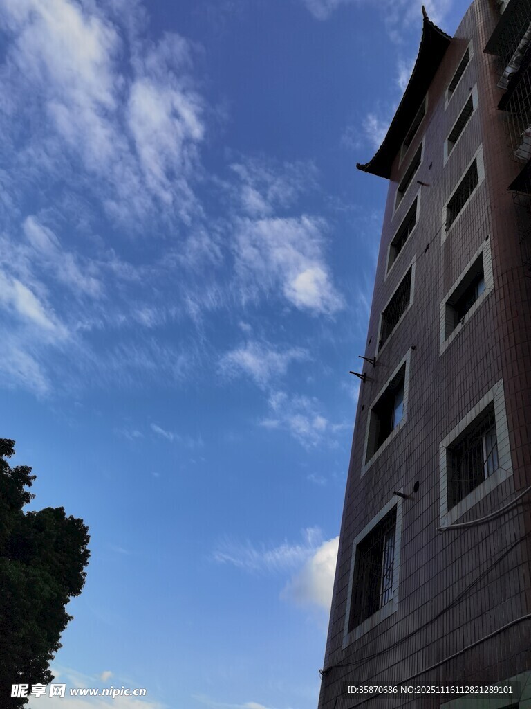 蓝天映衬下的古朴高楼