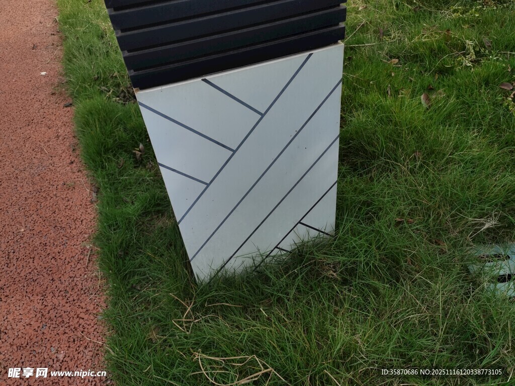 户外黑白条纹造型标识牌