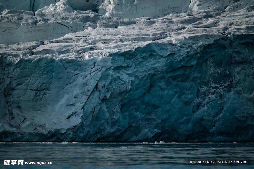 壮观的海上冰川
