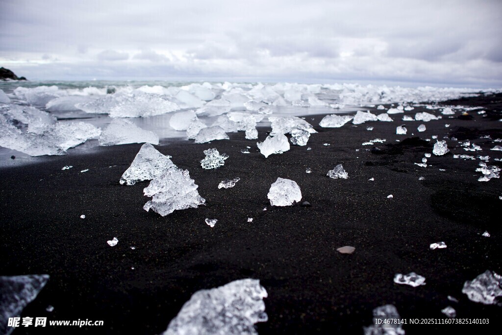冰岛黑沙滩上的碎冰块