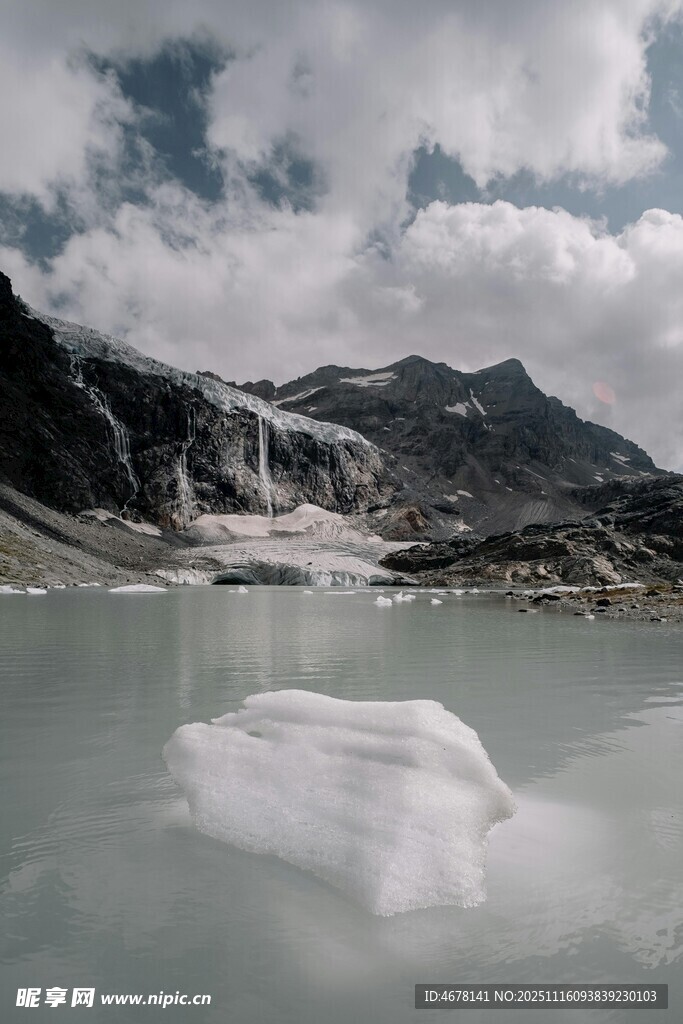 冰川湖泊中的孤独浮冰