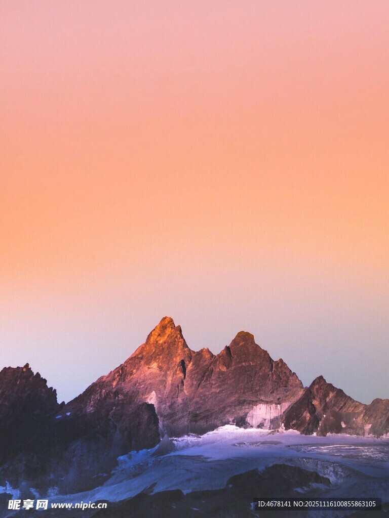 壮丽山景夕阳下的巍峨峰峦