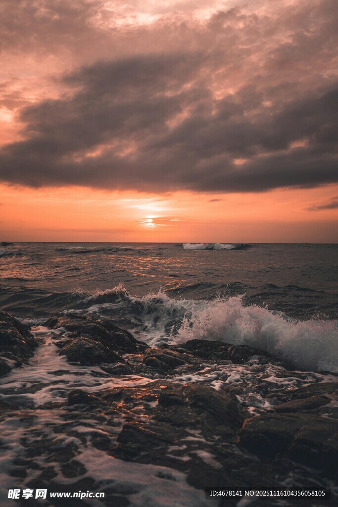 海边日落海浪翻涌美景
