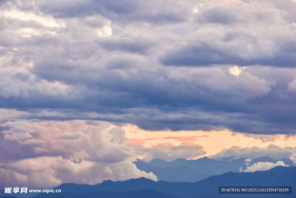 壮丽云海下的远山景色