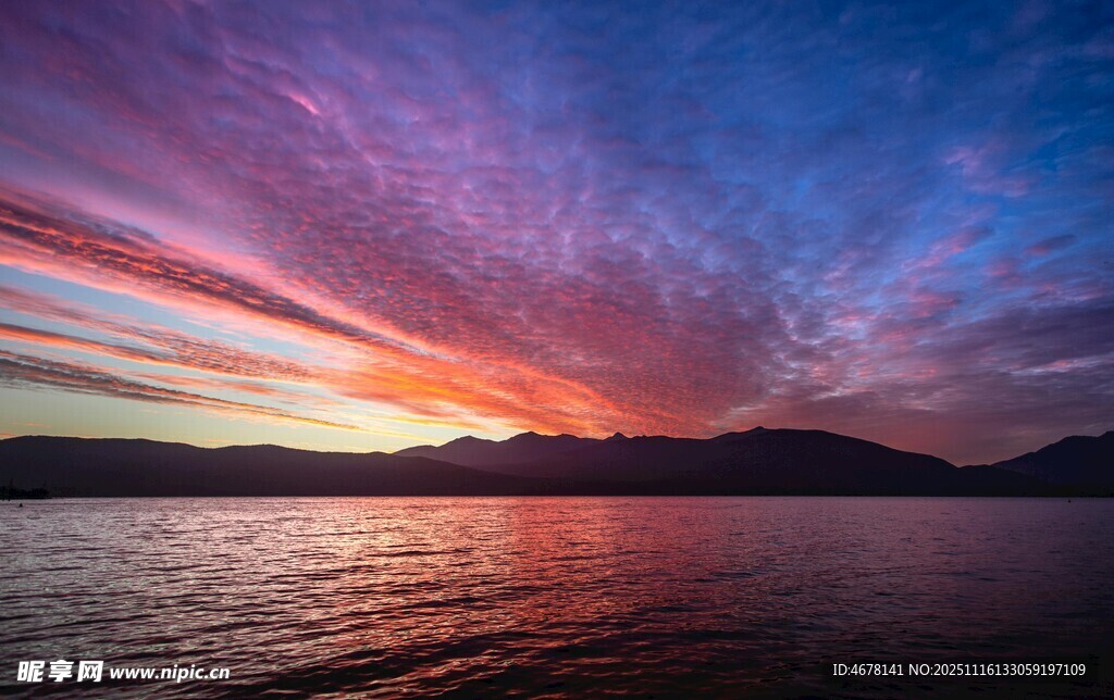 湖畔绚丽星空与壮美晚霞