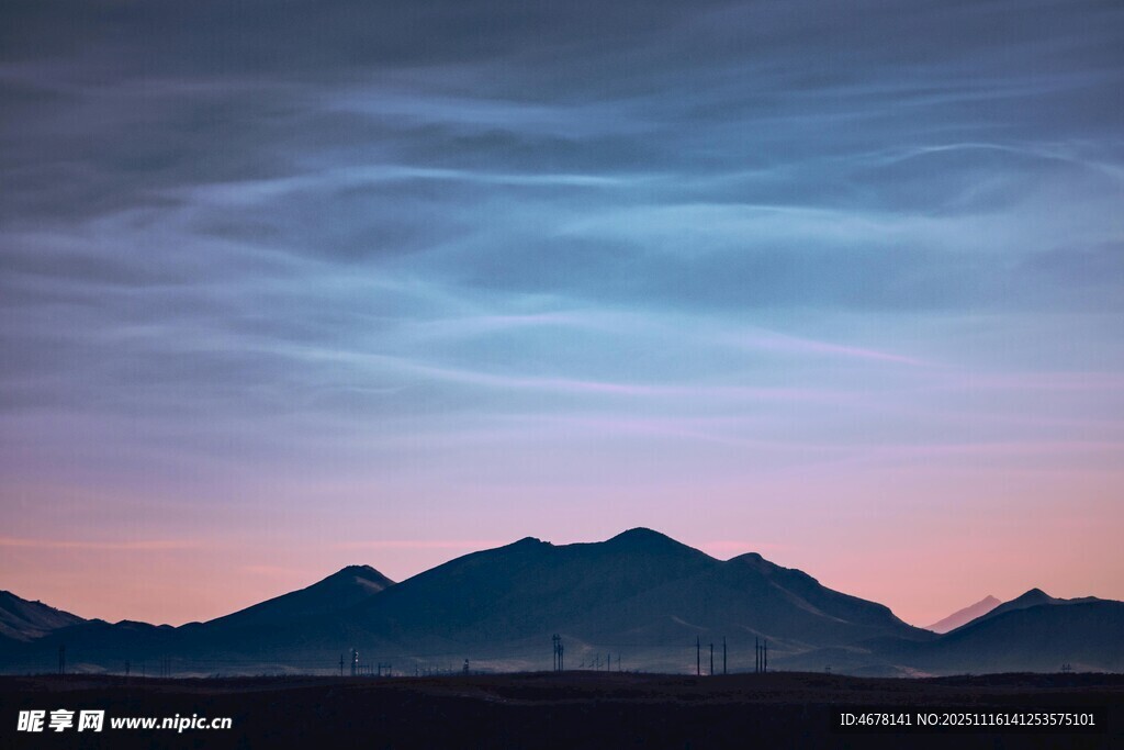 黄昏下的壮丽山峦剪影