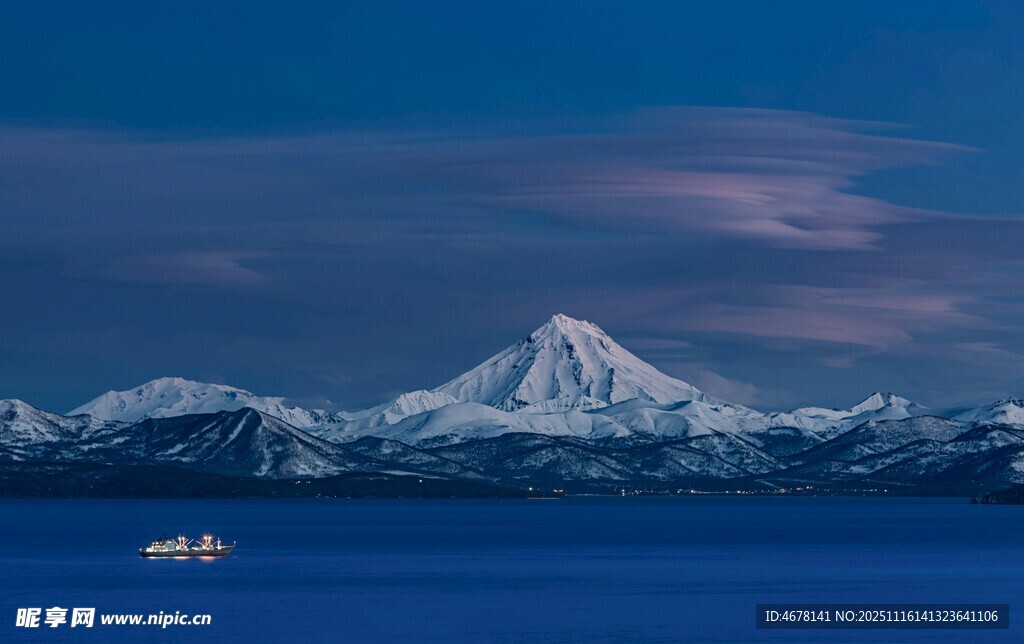 海上雪山美景
