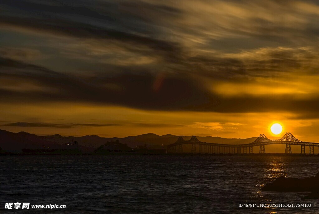 夕阳下的壮丽跨海大桥