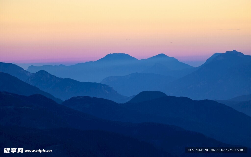 壮丽山峦的绚丽黄昏