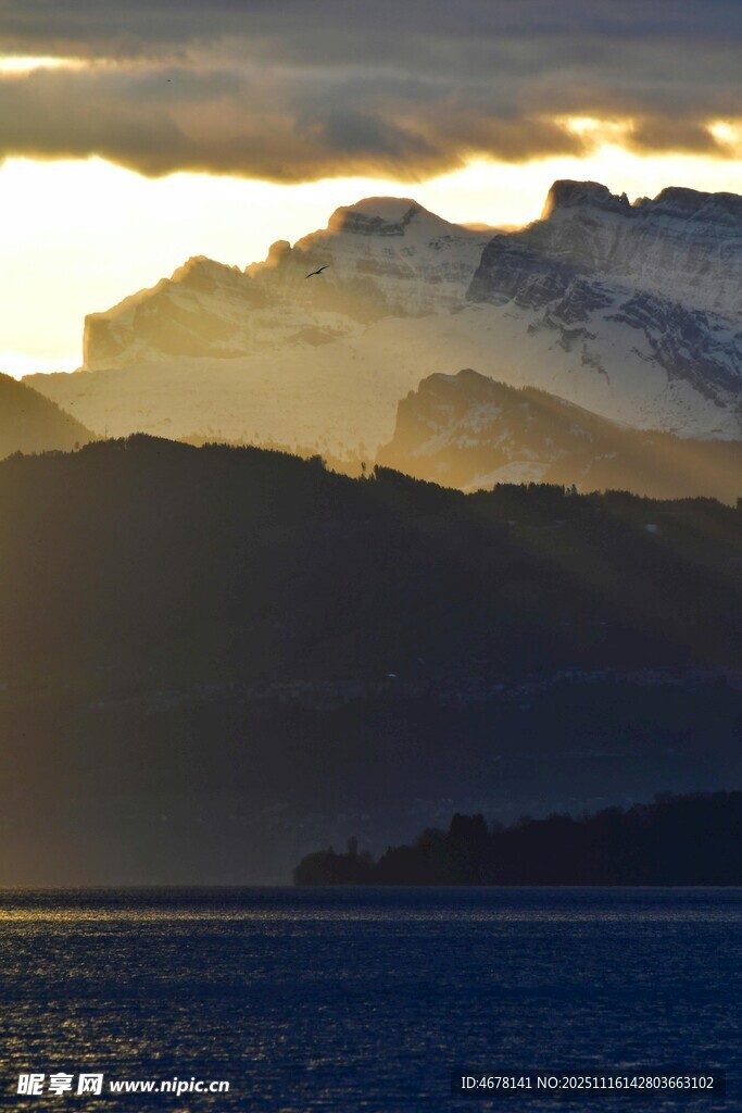 夕阳下的山水风光