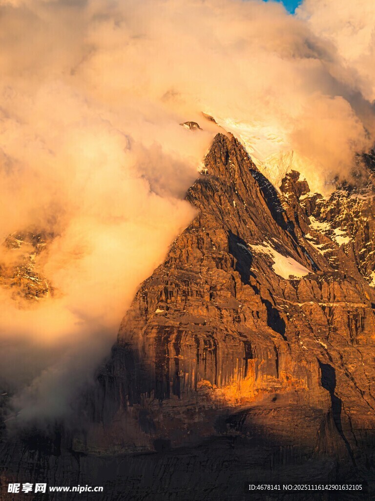 云雾缭绕中的神秘古建筑