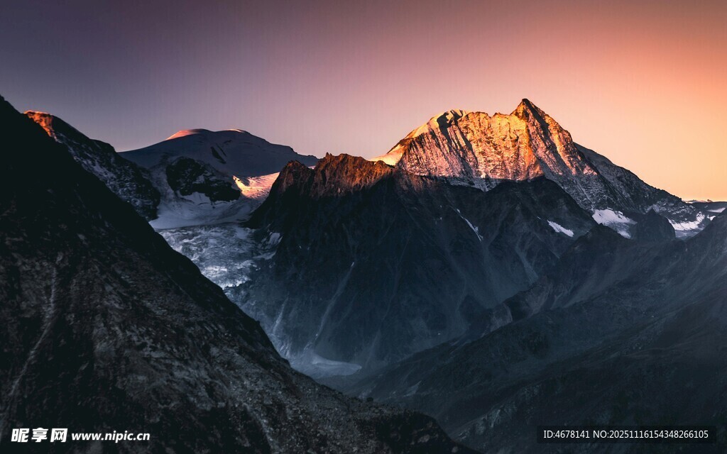 壮丽山景夕阳下的巍峨山脉