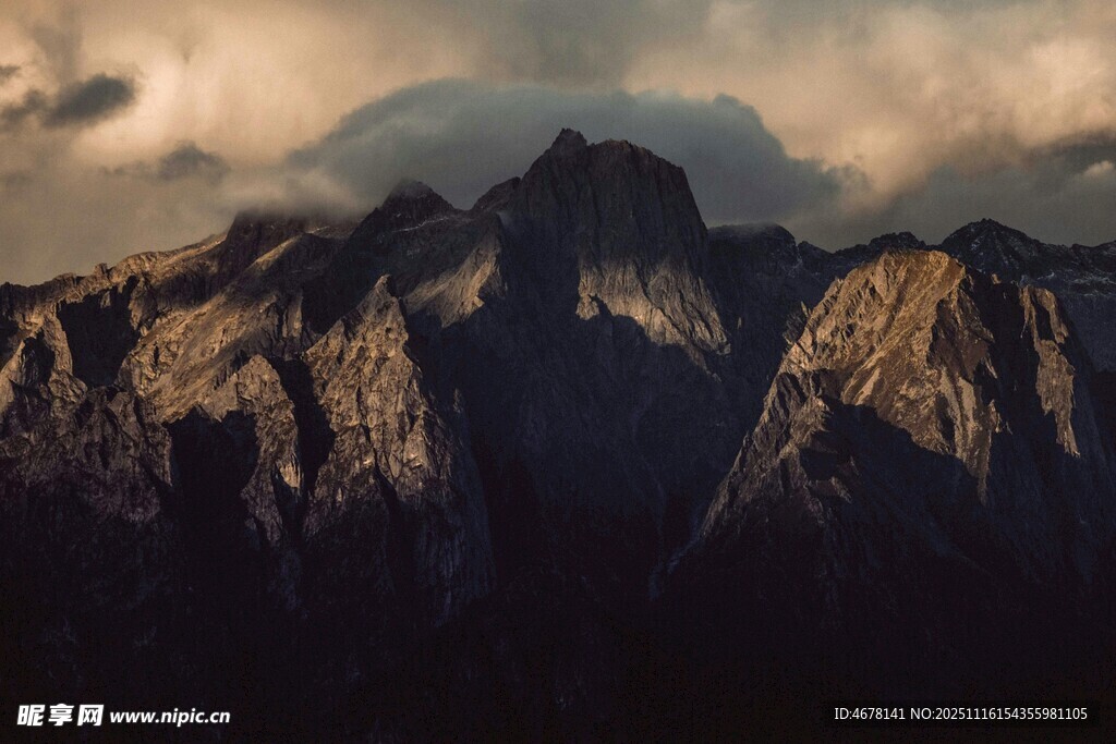 壮丽山峦云雾间