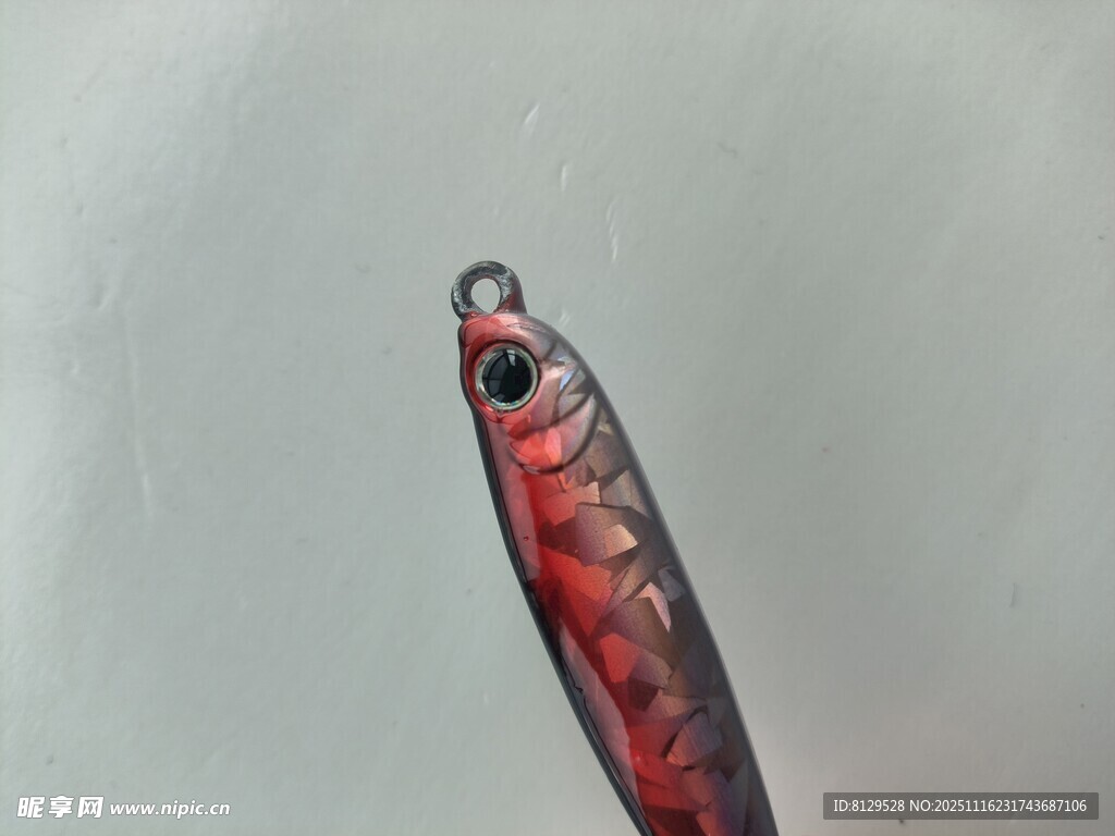 红色金属路亚饵