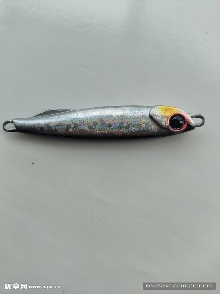 银色仿真鱼饵