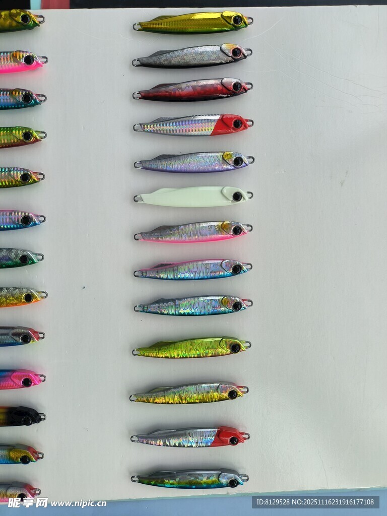 多彩路亚饵整齐排列展示