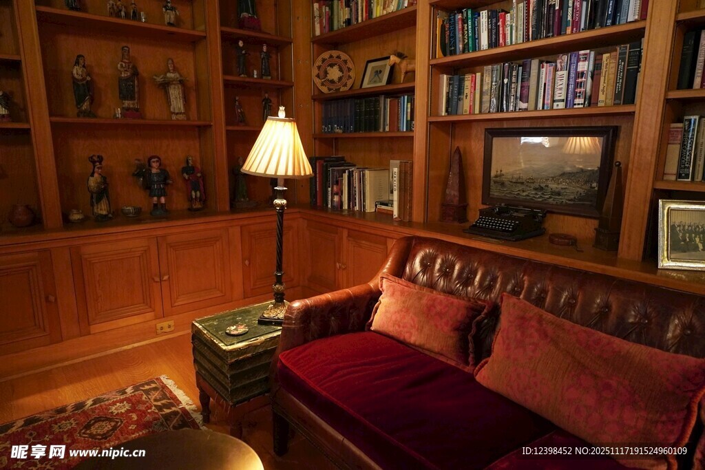 温馨静谧的书房一角