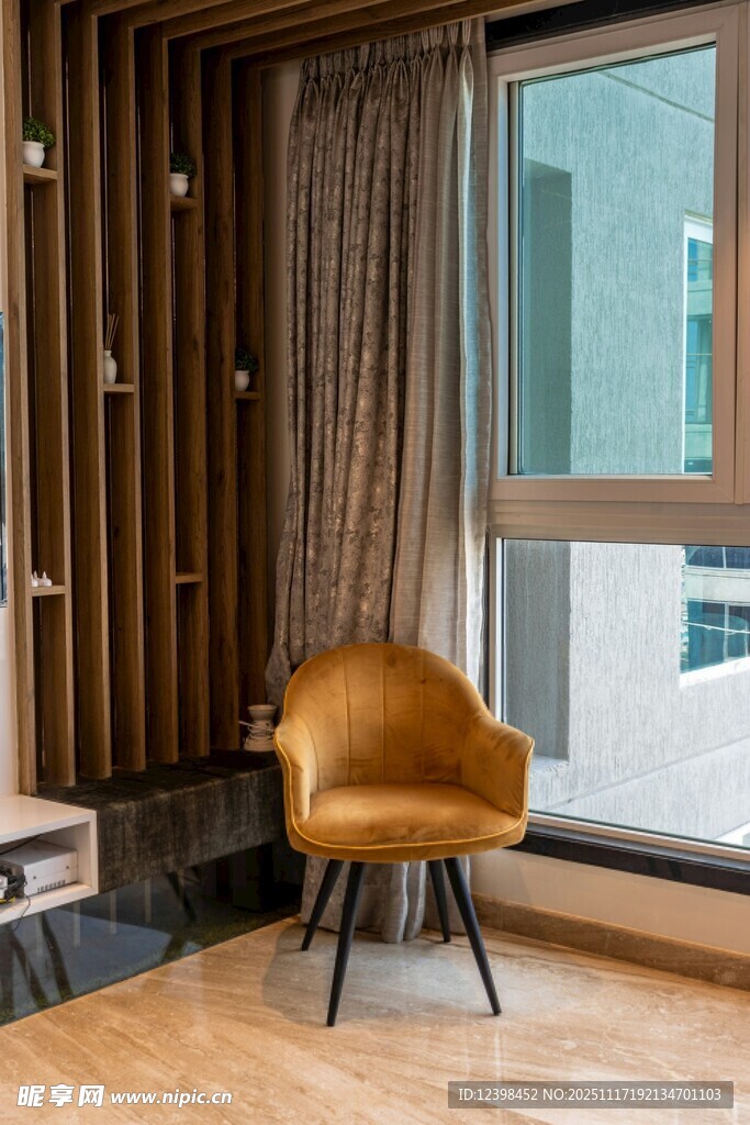 窗边时尚单人椅室内场景