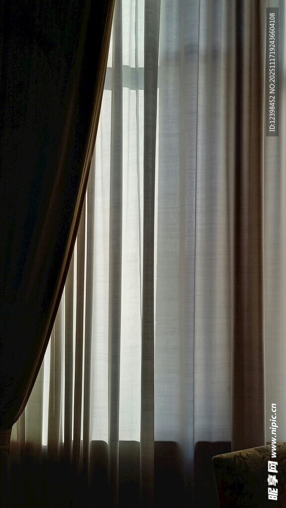 透过窗帘的室内光影