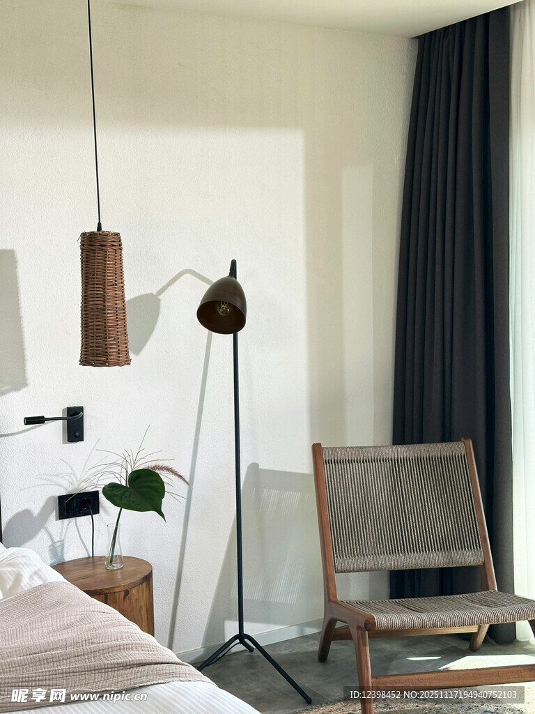 简约卧室一角的静谧场景