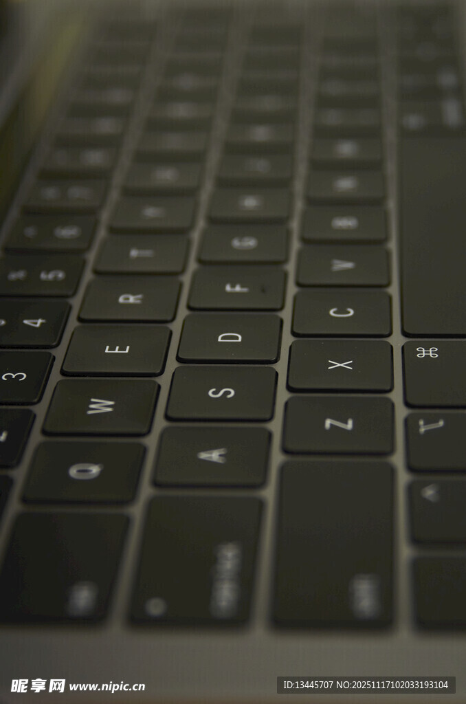 笔记本电脑键盘特写