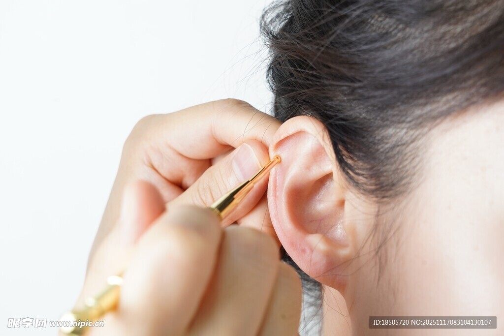 女性优雅佩戴珍珠耳环