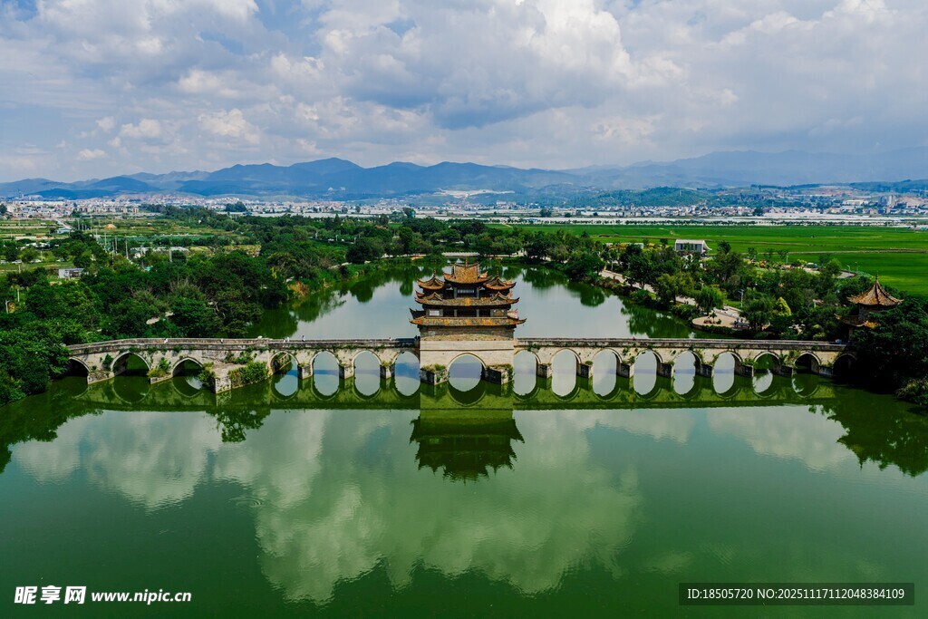 湖光山色中的中式建筑美景