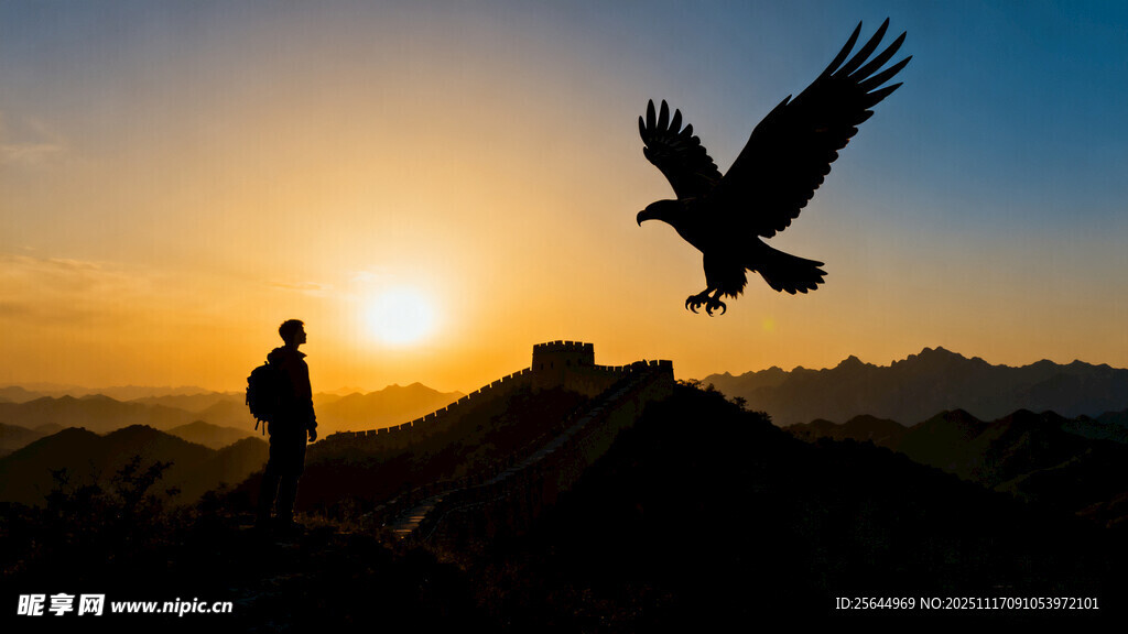 夕阳下人与雄鹰的壮丽景象