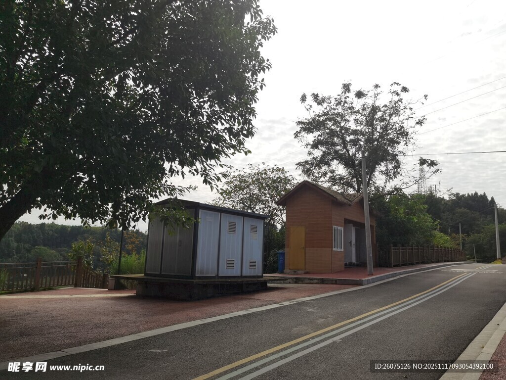 路边小屋与树木景观