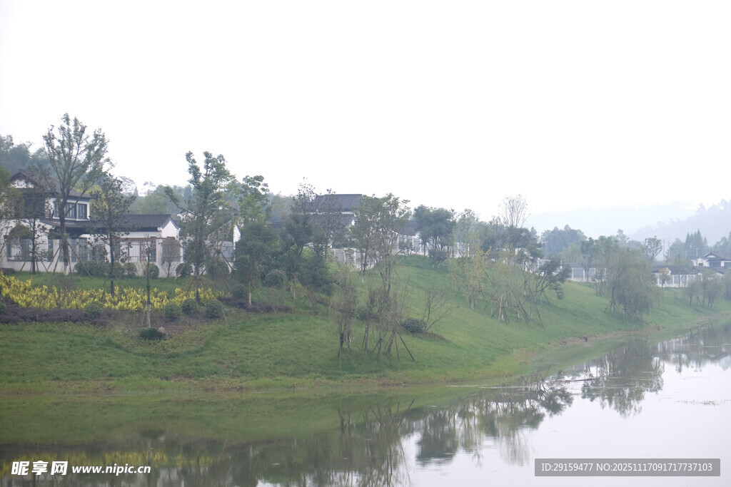 河畔乡村景致宁静美好